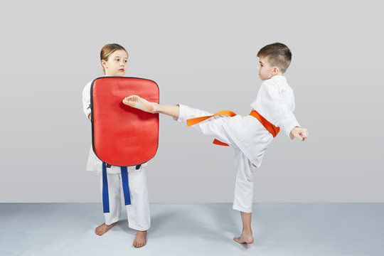 In karategi, a small athlete beats a kick on the simulator