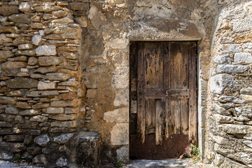 Fototapeta na wymiar Porte ancienne dans le village médiéval de Saint Montan