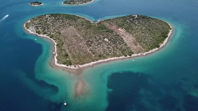 Vista aerea dell&rsquo;isola a forma di cuore, Croazia, isola degli innamorati, Otok Galesnnjak, isolotto, scoglio. Chiamato anche otok za Zaljubljene, isola dell&rsquo;amore. Comune di Torrette.