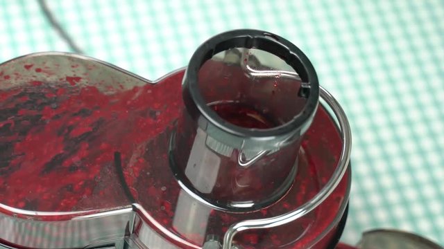 Film mit mehreren Sequenzen zeigt, wie in verschiedenen Arbeitsschritten Himbeeren entsaftet, gezuckert, gekocht und in Gl&auml;ser gef&uuml;llt werden. Knapp beschnitten.