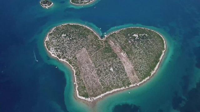 Vista aerea dell&rsquo;isola a forma di cuore, Croazia, isola degli innamorati, Otok Galesnnjak, isolotto, scoglio. Chiamato anche otok za Zaljubljene, isola dell&rsquo;amore. Comune di Torrette.