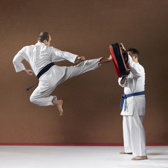 A kick in a jump on the simulator in perfoming an adult athlete