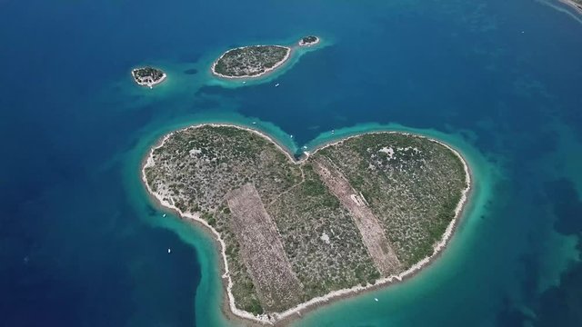 Vista aerea dell&rsquo;isola a forma di cuore, Croazia, isola degli innamorati, Otok Galesnnjak, isolotto, scoglio. Chiamato anche otok za Zaljubljene, isola dell&rsquo;amore. Comune di Torrette.