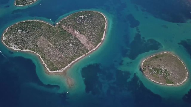 Vista aerea dell&rsquo;isola a forma di cuore, Croazia, isola degli innamorati, Otok Galesnnjak, isolotto, scoglio. Chiamato anche otok za Zaljubljene, isola dell&rsquo;amore. Comune di Torrette.