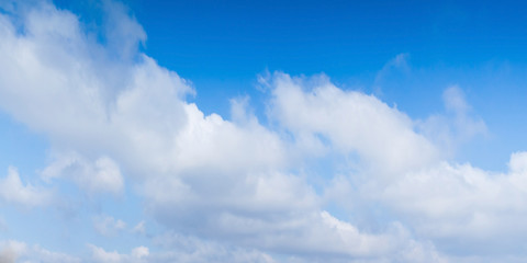 Obraz na płótnie Canvas Blue sky with white cumulus clouds