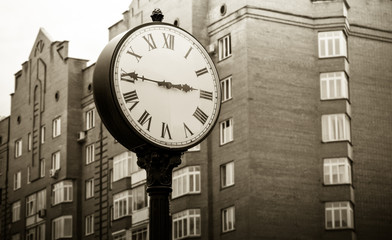 Fototapeta na wymiar City clock in a public park made under antiquity