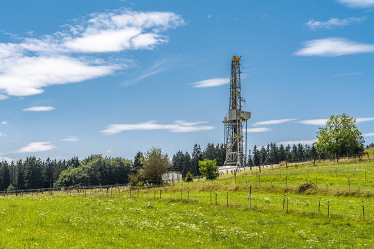 Bohrturm einer Geothermie in Bayern auf der Suche nach hei&szlig;em Wasser