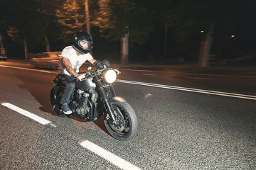 Fototapeta premium Rowerzysta jedzie nocą na motocyklu po autostradzie. Prędkość.