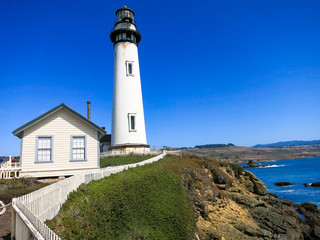Fototapeta na wymiar Pidgeon Point Lighthouse - Leuchturm an der kalifornischen Pazifikküste
