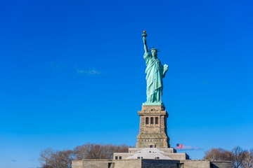 Obraz premium The statue of Liberty at a sunny day with blue sky, New York City, USA