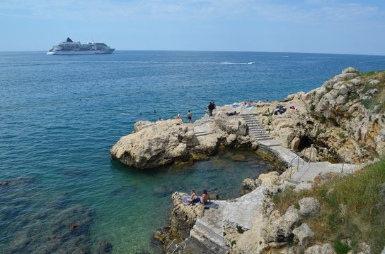 Plażowanie na skalistym wybrzeżu, Chorwacja, Rovinij