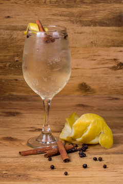 Drink com lima zimbro e canela em fundo de madeira