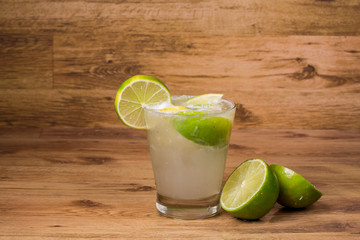 Caipirinha de limão no fundo de madeira