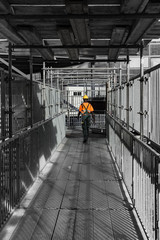 Obraz premium travaux public construction chantier passerelle travailleur gilet orange casque construction immeuble travaux btp batiment