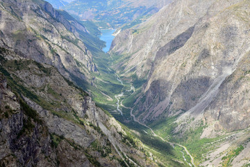 La vallée encaissée de la Romanche et le Lac du Chambon