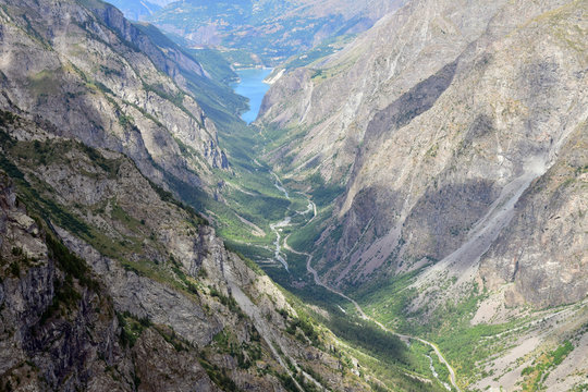 La Vallée Encaissée De La Romanche Et Le Lac Du Chambon