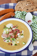 Herzhafte Kartoffelsuppe mit Wuerstchen