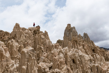 Fototapeta premium en la cima de montaña rocosa