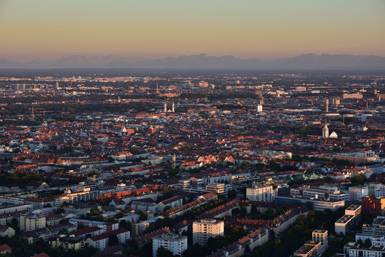 Blick auf München am Abend