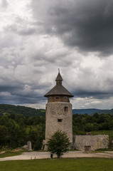 Fototapeta na wymiar Croazia, 26/06/2018: cielo nuvoloso e tempestoso con vista del castello della città vecchia di Drežnik (Stari Grad Drežnik), piccolo villaggio nella zona dei laghi di Plitvice