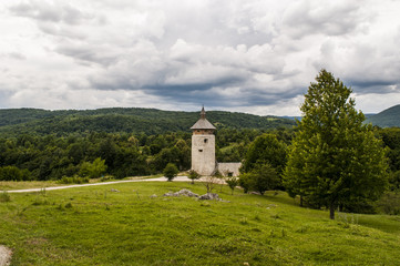 Croazia, 26/06/2018: cielo nuvoloso e tempestoso con vista del castello della città vecchia di Drežnik (Stari Grad Drežnik), piccolo villaggio nella zona dei laghi di Plitvice