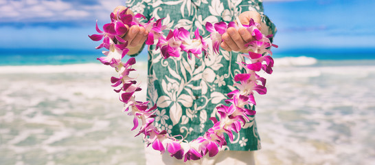 Hawaii welcome hawaiian lei flower necklace offering to tourist as welcoming gesture for luau party or beach vacation. Polynesian tradition. - obrazy, fototapety, plakaty