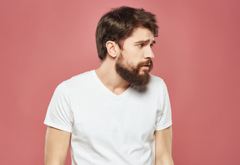 Obraz premium man in white t-shirt looks away