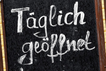 Täglich geöffnet Werbetafel