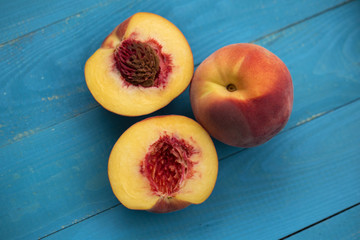 mavi ahşap zeminde şeftali