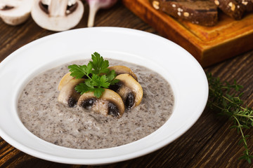 Cream of mushroom soup with ray bread toasts