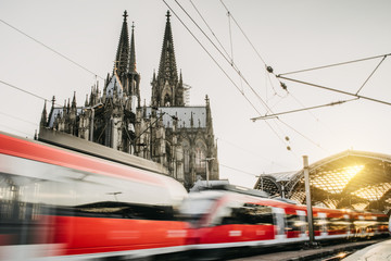 Regionalzug verlässt den Kölner Bahnhof Dom im Hintergrund 