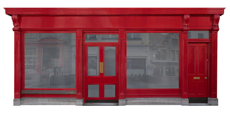 Geschäftsfassade mit rotem Eingang aus Holz freigestellt auf weißem Hintergrund