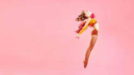 Gordijnen Contemporary dance. A little girl performs a complex acrobatic dance. Modern dance on a bright colorful background. © vitaliismulskyi