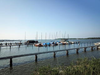 Fototapeta premium Kleiner Hafen mit Segelboote 