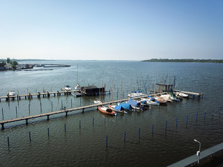 Kleiner Hafen mit Segelboote 