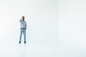 Obraz premium Full length of serious man pointing you