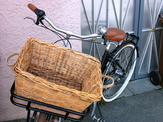Schwarzes klassisches Damenrad mit Gepäckträger vorne und großem klassischen Fahrradkorb in...