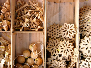 Holzkasten mit Fächern für Spielzeugtrompete, Weihnachtskugel und Weihnachtsstern in einem...