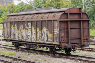 Alter Güterwagon auf einem Abstellgleis im Bahnhof Konstanz am Bodensee