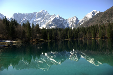 Lago inferiore di Fusine, con Mangart sullo sfondo. Tarvisio, Friuli, Italia