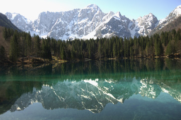 Lago inferiore di Fusine, con Mangart sullo sfondo. Tarvisio, Friuli, Italia