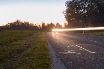 Fototapeta premium Strasse mit Auto und Lichtstreifen 