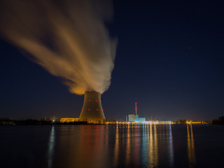 AKW Kraftwerk bei Nacht 