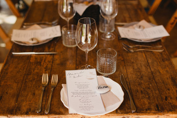 Decoration of the centerpieces of a wedding with the cutlery and vintage details.