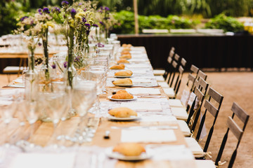 Decoration of the centerpieces of a wedding with the cutlery and vintage details.