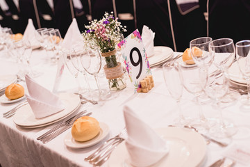 Decoration of the centerpieces of a wedding with the cutlery and vintage details.