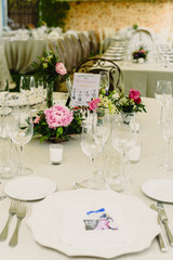 Decoration of the centerpieces of a wedding with the cutlery and vintage details.