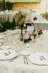 Decoration of the centerpieces of a wedding with the cutlery and vintage details.