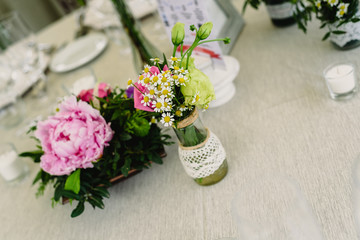Decoration of the centerpieces of a wedding with the cutlery and vintage details.