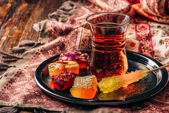 Tea in armudu with oriental delight
